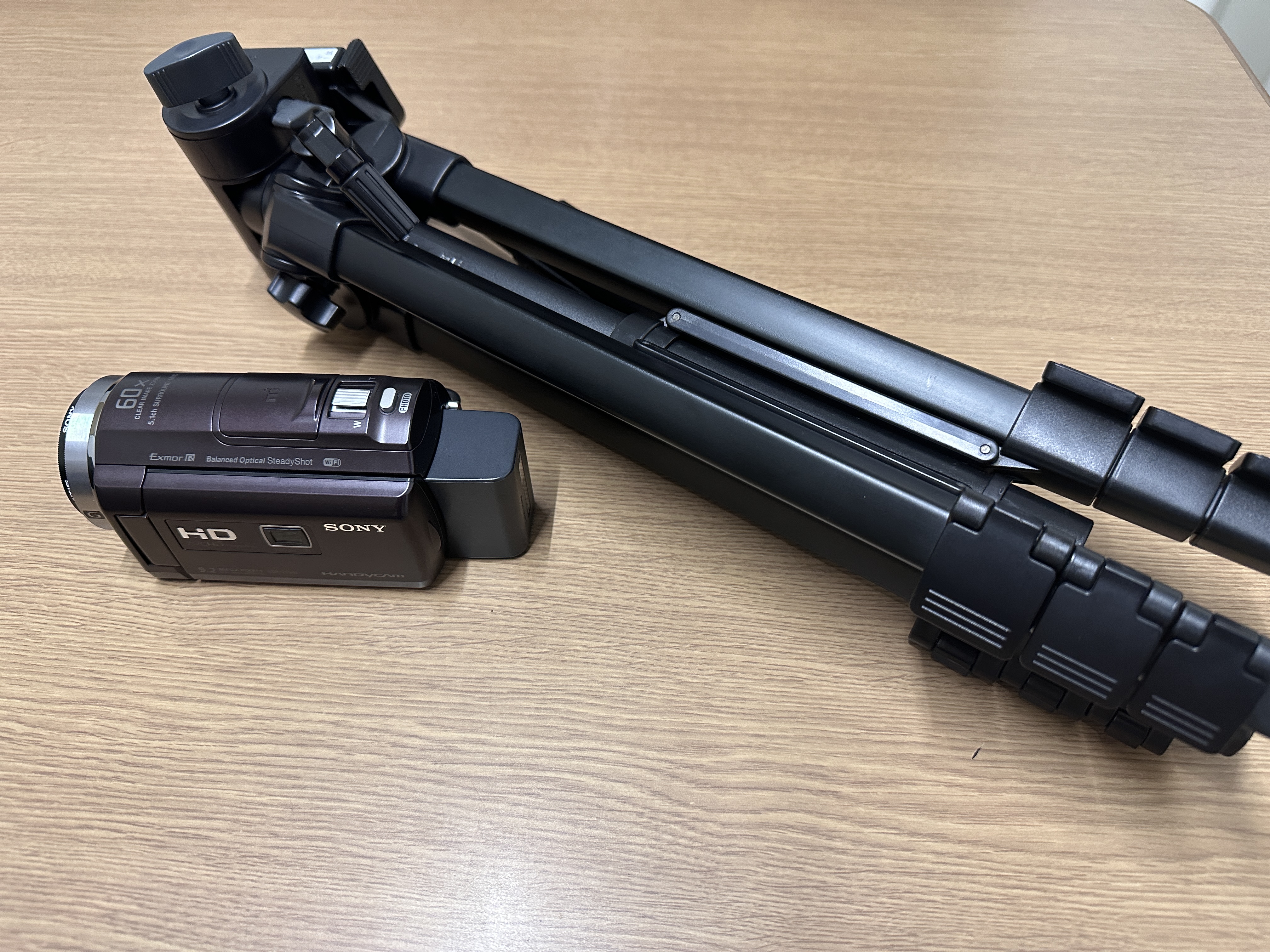 ビデオカメラと三脚